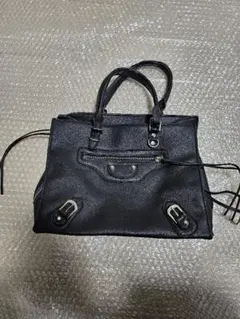 黒の合成皮革ハンドバッグ