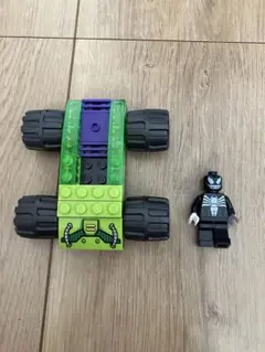 LEGO モンスターカーとヴェノムフィギュア