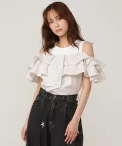 AND COUTURE カットドッキングフリルブラウスのサムネイル