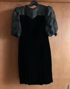 黒のシースルーパフスリーブドレス