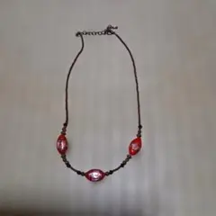 赤いビーズの装飾ネックレス