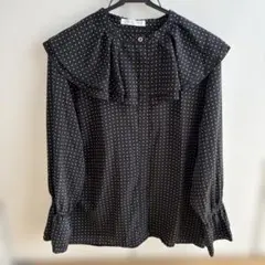 フリル付き黒水玉長袖ブラウス