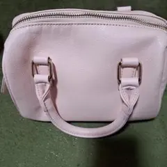 ピンクの合成皮革ショルダーバッグ