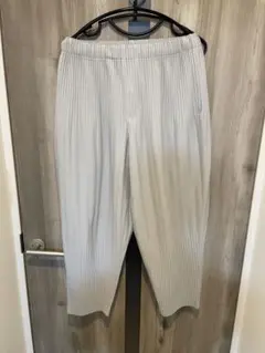 プリーツプリーズ イッセイミヤケ 斜めプリーツ 変形パンツ グレー