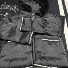 ブラックファー付きダウンジャケット