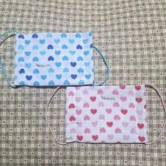 ハンドメイド、ハート柄の子供用マスク、ピンクのハート、水色のハート、２点