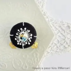 ビジュー煌めくお花のブローチ-ネイビー＊ミナペルホネンの刺繍生地とスワロフスキー