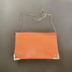 オレンジ クラッチバッグ チェーンストラップ付き