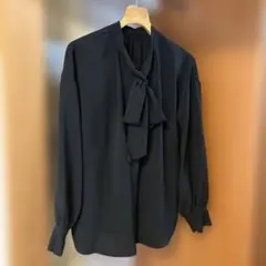 リボン付き黒長袖シャツ