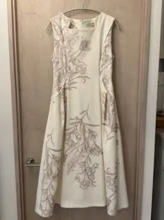 【試着のみ】CELFORD アイボリー 花柄ノースリーブワンピースのサムネイル