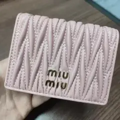 美品 miu miu ピンク 二つ折り財布