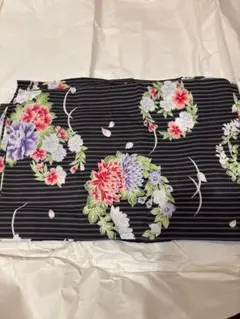 【新品】花柄の黒地浴衣