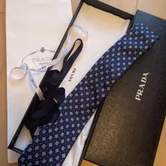 PRADA ネクタイ ネイビー パターン入り