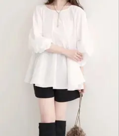 natural couture フレアヘムブラウス