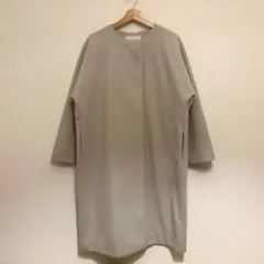 LE CERCLE par ropé ノーカラーコート グレージュ アダムエロペ