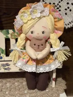 ミニ猫ちゃんを抱っこした小さなカントリードールちゃん　イエローちゃん