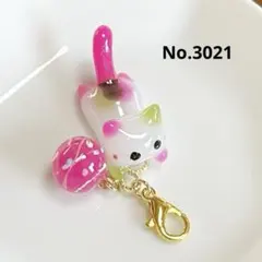 No.3024 スライディングねこのチャーム - メルカリ