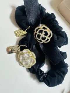 ブラックサテンシュシュ パール風ビジュー付き