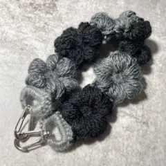 ハンドストラップ ハンドメイド 毛糸 スマホストラップ 花 黒 鍵 モノトーン