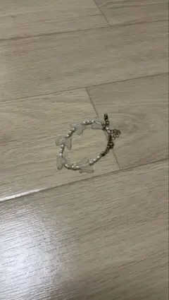 蝶型チャーム付きパールブレスレット