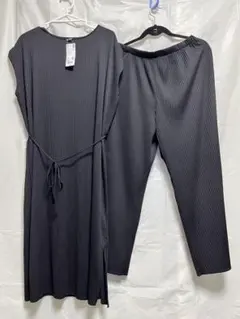 UNIQLO 半袖プリーツワンピースとパンツのセットアップ