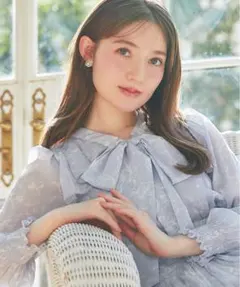 ボウタイリボン付きヨークフリルフラワープリントシャーリングプリーツワンピース