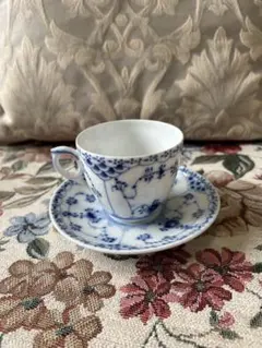 青い花柄のカップ・ソーサーセット