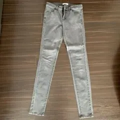 グレー スキニージーンズ