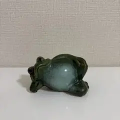 緑色の陶器製カエルの置物