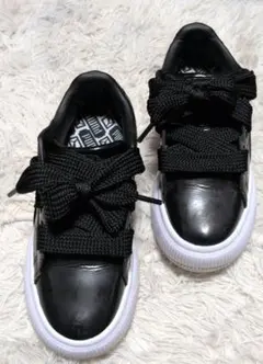 PUMA ブラック スニーカー