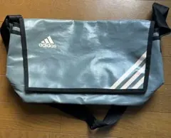 adidas メッセンジャーバッグ グレーのサムネイル