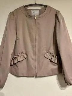 エル様専用　ベージュ ノーカラージャケット フリルポケット付き