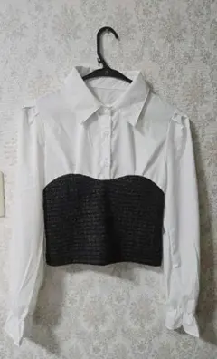 ホワイト・ブラック クロップドシャツ