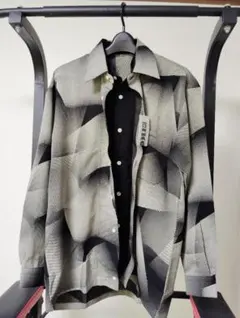 新品未使用 モノトーン幾何学模様 長袖シャツ