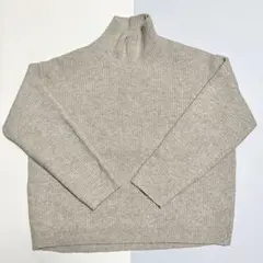 ユニクロ　ゆったりニット　ベージュ　タートルネック