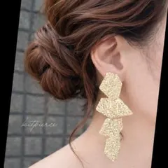 No.195 大ぶり✩.*˚ゴールドの不規則ゆらゆらピアス✩.*˚