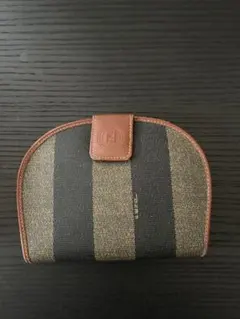 FENDI ペカン柄 二つ折り財布 ブラックとグレー ストライプ