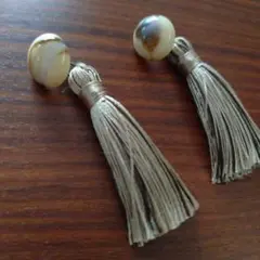 ベージュタッセルピアス