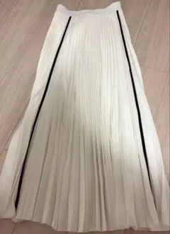 ホワイトプリーツロングスカート ブラックストライプ　ナルシス