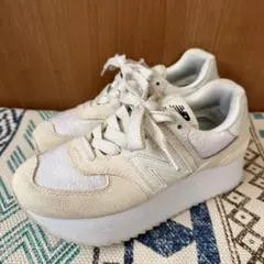 ニューバランス　厚底スニーカー