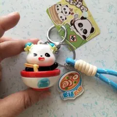 中国土産　ラーメンボウルに乗ったパンダのキーホルダー
