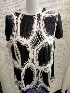 黒と白の抽象的デザイン 半袖Tシャツ