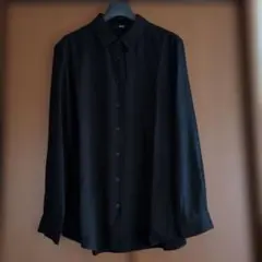 ユニクロ黒のレーヨンポリエステル素材長袖 前ボタンシャツ、ブラウス