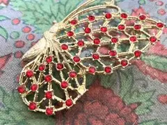 蝶の形ブローチ 赤いストーン付き