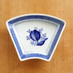 骨董　アンティーク　古伊万里　鍋島　色絵　椿図　変形皿　角皿　小皿 アンティーク 古伊万里 鍋島 色絵椿図 飾皿 変形 色角皿 置皿 灰皿