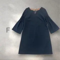 Vネック フレアスリーブ ワンピース　膝丈　黒　ブラック　シンプル　Ｆ