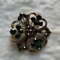 ヴィンテージ風　フラワーデザインブローチ クリスタルストーン装飾　明るめゴールド
