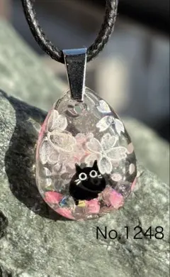 レジンネックレスNo.1248 春を楽しむ黒猫　桜　ピンク　花びら　かわいい　猫