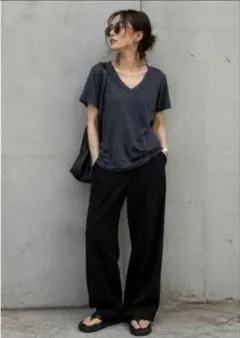 美品 HUGO BOSS ヒューゴボス Vネック ブラック Tシャツ カットソーのサムネイル