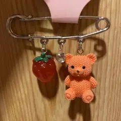 安全ピンチャーム ブローチ くま いちご オレンジ